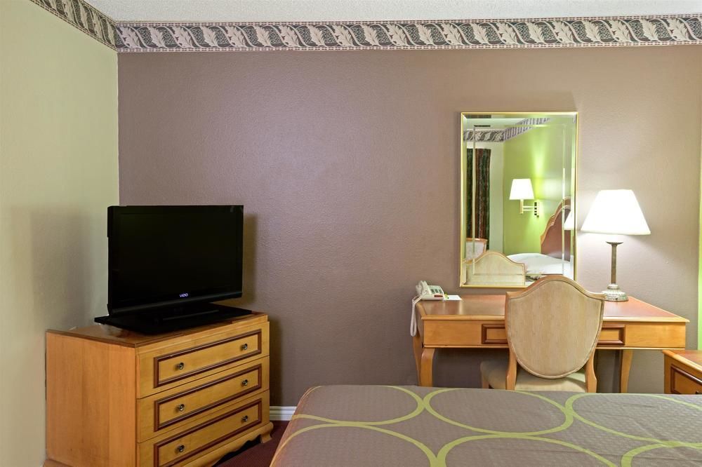 Super 8 By Wyndham Los Angeles/Алхамбра Екстериор снимка